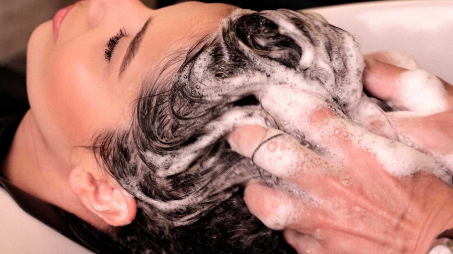 Lavar o cabelo todos os dias faz mal? O que a ciência diz.