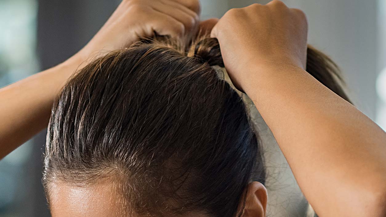 Atividade física & cabelo: como o suor afeta o couro cabeludo e os fios | OEJE